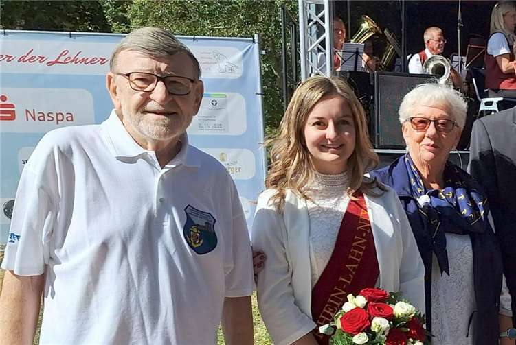 Von links nach rechts: Dieter Ely (Vorstand MK), Rhein-Lahn-Nixe Kristina I. und Rita Jäger (MK-Frauen).  Foto: Rita Jäger, MK Lahnstein