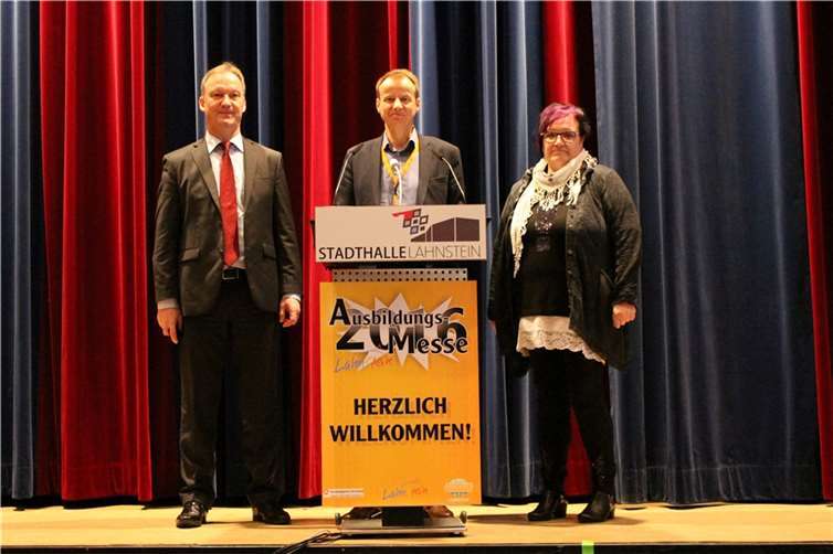 Von links nach rechts: Dieter Knopp (Geschäftsführer der Bundesagentur für Arbeit Montabaur), Martin Siebert (Geschäftsleiter Globus Warenhaus Lahnstein) und Beatrice Schnapke-Schmidt (Beigeordnete der Stadt Lahnstein) begrüßten die Aussteller in der Lahnsteiner Stadthalle, bevor diese von den Schülern gestürmt wurde.