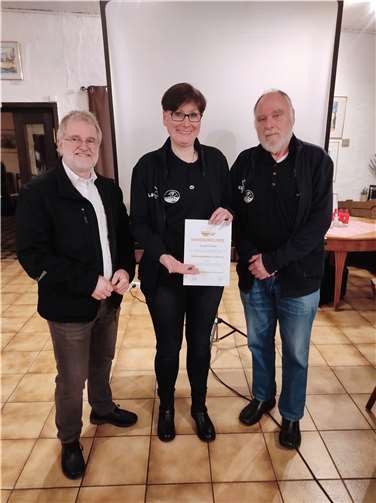 Von links nach rechts: Dirk Zimmermann (Bezirksleiter), Birgit Becker (Ehrenzeichen Bronze), Jürgen Becker (Erster Vorsitzender).