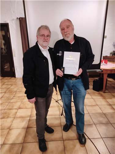 Von links nach rechts: Dirk Zimmermann (Bezirksleiter), Jürgen Becker (Ehrenzeichen Gold mit Brillant)I.