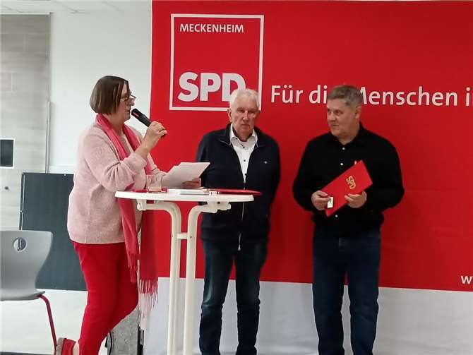 Von links nach rechts: Dr. Brigitte Kuchta (stellvertretende Ortsvereinsvorsitzende), Jubilar Hans Lotzien, Thomas Wiktorin (Ortsvereinsvorsitzender).