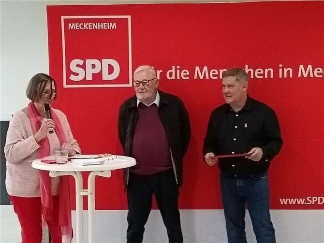 Von links nach rechts: Dr. Brigitte Kuchta (stellvertretende Ortsvereinsvorsitzende), Jubilar Wolfgang Lies,Thomas Wiktorin (Ortsvereinsvorsitzender). Fotos: privat