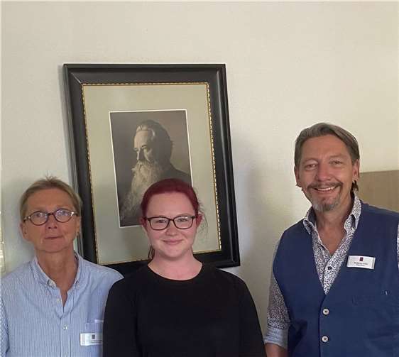 Von links nach rechts: Dr. Christiane Tholen-Rudolph, Ärztliche Direktorin, Sophie J. Große-Kreul, Sozialpraktikantin, Wolfgang Fobes, Pflegedirektor. Foto: Edith Visel