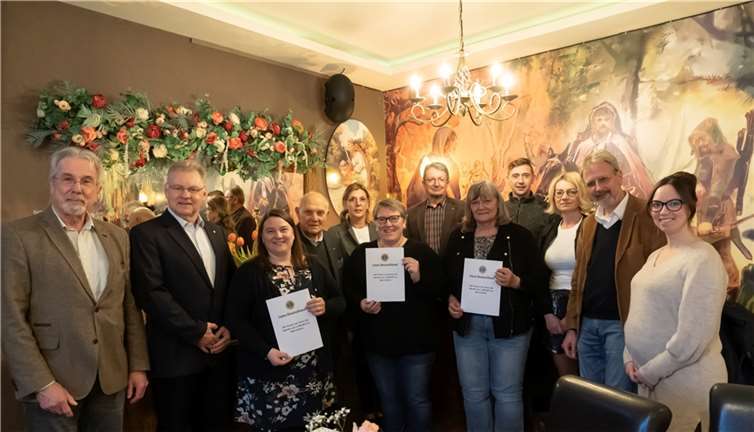 Von links nach rechts: Dr. Hans-Georg Faust, Viktor Schicker, Claudia Gries, Siegfried Weber, Helga Rams, Silke Hahn, Eberhard Mandel, Brigitte Martin-Delgado, Kevin Blackburn, Monika Blackburn, Frank Schmickler, Frau Blackburn  Foto: Creativ Picture