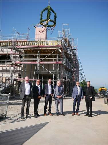 Von links nach rechts: Dr. Hartmut Münzel, Vorstandsvorsitzender Angela von Cordier Stiftung; Thomas Werner, Geschäftsführer Krankenhausverbund Linz/Remagen gGmbH; Clemens Hoch, Gesundheitsminister RLP; André Tillmann, Geschäftsführer Krankenhausverbund Linz/Remagen gGmbH; Frank Wallroth, GLSW Architekten; Thorsten Dörholt, Pflegedirektor Verbundkrankenhaus Linz-Remagen.  Foto: Krankenhausverbund Linz/Remagen gGmbH