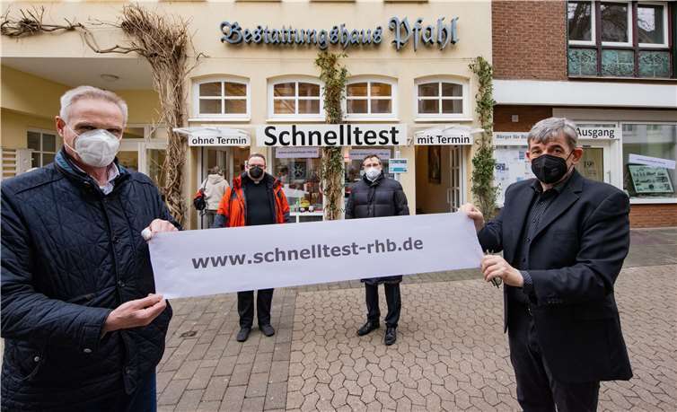 Von links nach rechts: Dr. Oliver Funken (vorne), Pfarrer Bernhard Dobelke (hinten rote Jacke), stellvertretender Bürgermeister Markus Pütz (hinten rechts), Ferdinand Pfahl (vorne rechts).Fotos: VIGILUX PRESSEFOTO