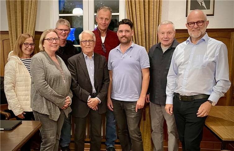 Von links nach rechts Dr. Sabine Marquardt (Kassenprüfer); Alexandra Schaumann-Visarius (Schriftführerin);Dr. Udo Marquardt (Kassenprüfer); Clemens von Weichs (1. Vorsitzender); Knut von Wülfing (gesetztes Mitglied); Daniel Schmitz (2.Vorsitzender); Hubert Groß (Schatzmeister); Alfons Mußhoff (Bürgermeister, gesetztes Mitglied).  Foto: privat
