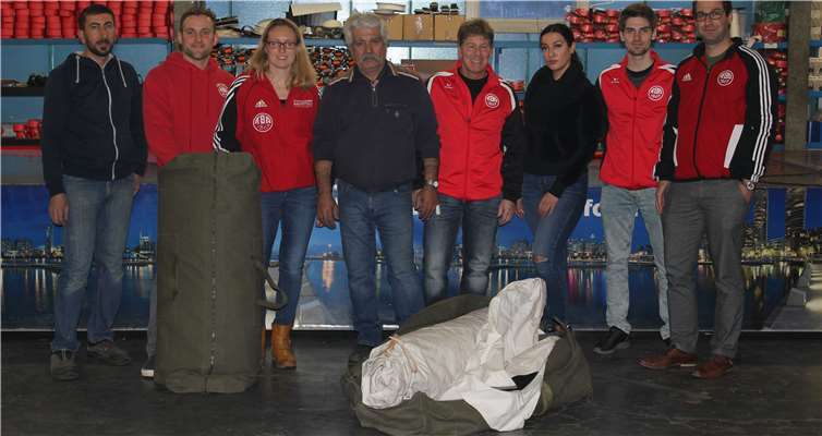 Von links nach rechts: Edris Hasso (Mitarbeiter Fa. Zerwas), B. Hausberger (Abteilungsleiter TurnenTBA), J. Zimmermann (Lagerleitung TBA), M. Mohamed (Fa. Zerwas), M. Busenkell (Präsident TBA), Y. Mohamed (Fa. Zerwas), Max Busenkell (Jugendwart TBA), R. Friedland (Lagerleitung TBA).privat