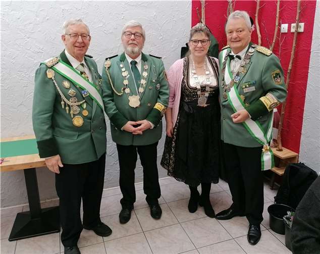 Von links nach rechts: Ehrenbrudermeister Bruno Bylicki, Schützenkönigspaar Udo und Hannelore Enders, Sebastianus-Schütze Brudermeister Walter Honerbach. Foto: privat