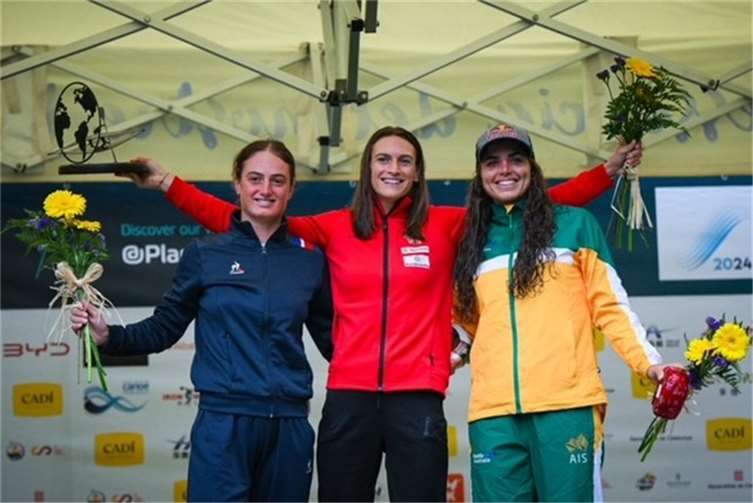 Von links nach rechts: Emma Vuton (Silber), Ricarda Funk, (Gold), Jessica Fox (Bronze).  Foto: Damiano Benedetto