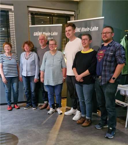 Von links nach rechts: Erika Fritsche ( Fraktionsmitglied), Alexandra Dinzen ( Beisitzerin), Klaus Amann ( Schatzmeister), Jutta Niel ( Sprecherin), Yannik Maaß ( Sprecher), Sue Herr ( Beisitzerin), Björn Schmeling (Beisitzer). Es fehlen Judith Bach und Thomas Kohl ( Beisitzer).Foto: Lisa Agus B90/die Grünen