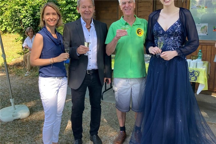 Von links nach rechts Esther Zimmermann Geschäftsführerin der Römertherme der Stadt Bad Breisig, Beigeordneten  Peter Busch ( Stellvertretender Vorsitzender der SPD Breisiger Land), Frank Schruhl  (I Vorsitzender   Bouletreff  Bad Breisig) Brunenkönigin Elisa I ( Elisa Kindler)