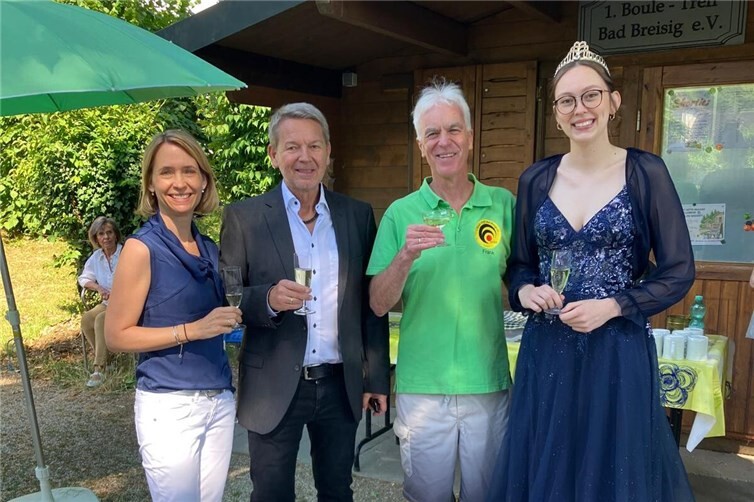 Von links nach rechts Esther Zimmermann Geschäftsführerin der Römertherme der Stadt Bad Breisig, Beigeordneten Peter Busch( Stellvertretender Vorsitzender der SPD Breisiger Land), Frank Schruhl (I Vorsitzender Bouletreff Bad Breisig) Brunenkönigin Elisa I ( Elisa Kindler)