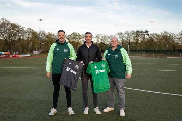 Von links nach rechts: Fabian Bücklers (Jugendleiter), Tobias Wahl (Sponsor), Michael Bey (2.Vorsitzender)