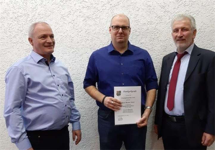 Von links nach rechts: Fachbereichsleiter Dieter Weinand, Jubilar Thorsten Wuth und Bürgermeister Bruno Seibeld.privat