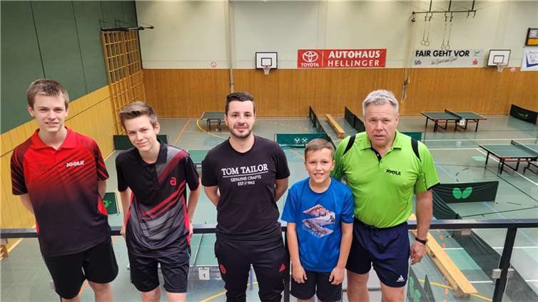 Von links nach rechts: Felix Tetzlaff, Leo Tetzlaff, Vorsitzender Marcel Blum, Milo Junglas, Peter Schlaf 2.Vorsitzender u. Trainer der TTC Kaifenheim-Brohl  Foto: TTC Kaifenheim-Brohl