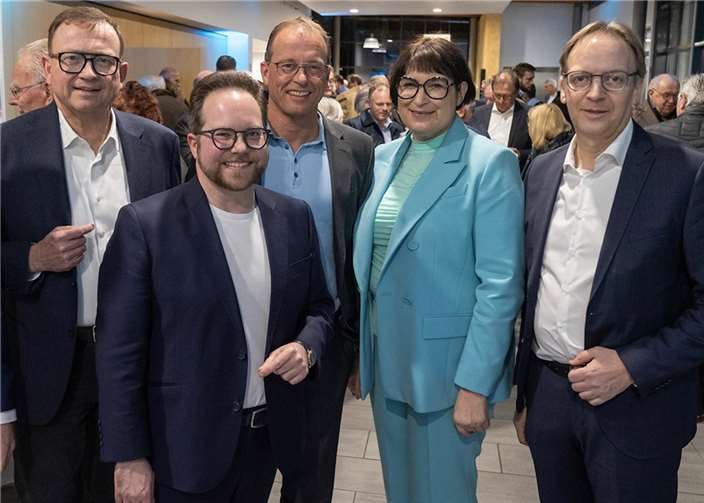 Von links nach rechts: Fraktionsvorsitzender Georg Moesta, Landratskandidat Pascal Badziong und die stellvertretenden Kreisvorsitzenden Jörg Lempertz, MdL Anette Moesta und Horst Hohn. Foto: Christian Lipowski