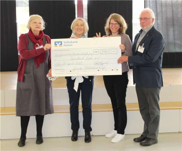 Von links nach rechts: Frau Brigitte Schäfers (Vorstand BdB e.V.), Frau Gabriele Funke (RHEINACH LIEST e.V.), Frau Daniela Hahn (Büchereileiterin Rheinbach) und Karl-Josef Lippold (Vorstand BdB e.V.). Foto: Stadtbibliothek Köln.