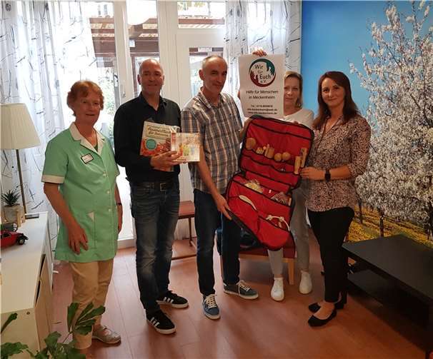 Von links nach rechts: Frau Muermann, Grüne Dame, Herr Möller, Leiter des Sozialen Dienstes, Herr Noss, Betreuungsassistent – alle Johanniter-Stift Meckenheim, Angelika Kinzer, Schriftführung WfE e.V., Irina Heer, 1. Vorsitzende WfE e.V. Foto: privat