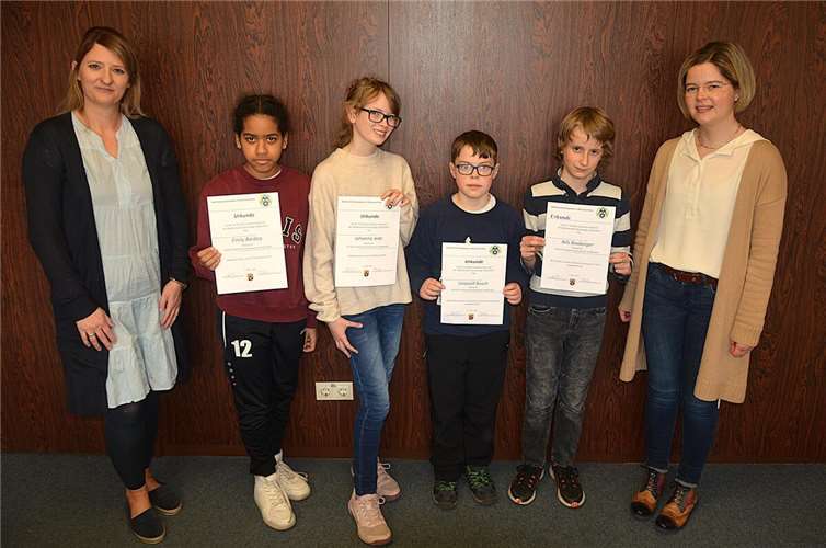 Von links nach rechts: Friederike Hoffmann (Fachkonferenzleitung Mathematik), Emily Baidoo (7c), Johanna Jede (6a), Leopold Busch (6c), Nils Boxberger (5d) und Beate Falterbaum (stellvertretende Schulleiterin). Foto: privat