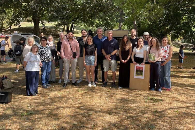 Von links nach rechts: Gerlinde Ganzer, Margit Theis-Scholz, Gülen Michelau, Marie-Theres Schwaab, Karin Schwiedergall, Taylor und Amando Reinhardt, Katja Schuster, Jan, Buchbender, Rainer Arenz, Nicole Staehle, Gunnar Ritter, Helena Alles, Jasmin Britz, Michaela Drack, Christina Felthaus