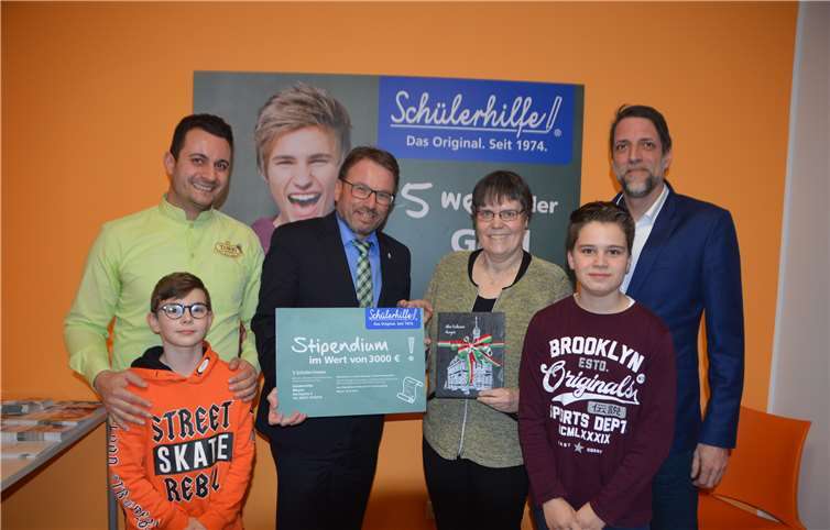 Von links nach rechts: Giuseppe Pelle (vom im gleichen Haus angesiedelten Eiscafé Torri), Oberbürgermeister Wolfgang Treis, Elisabeth Wilden und ihre beiden Neffen (links: Benedikt Bohl, rechts: Carsten Kolligs), Michael Ganschow (von der Zentrale der Schülerhilfe in Gelsenkirchen) Jacqueline Blang/Stadt Mayen