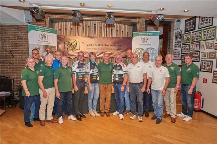 Von links nach rechts: Grit Zimmermann, Volker Gelhard, Wolfgang Schmidgen, Andreas Krake, Dieter Saueressig, Bernhard Sommer, Anja Wendling, Jürgen Grünwald, Hans-Josef Bracht, Ralf Pörtner, Johnny Klein, Gerhard Grün, Alexander Paganetti, Klaus-Peter Fries, Klaus BrachtEs fehlen Laura Lahm, Oswald Haese, Volker Jungbluth, Edgar Steinborn und Kurt Werheit