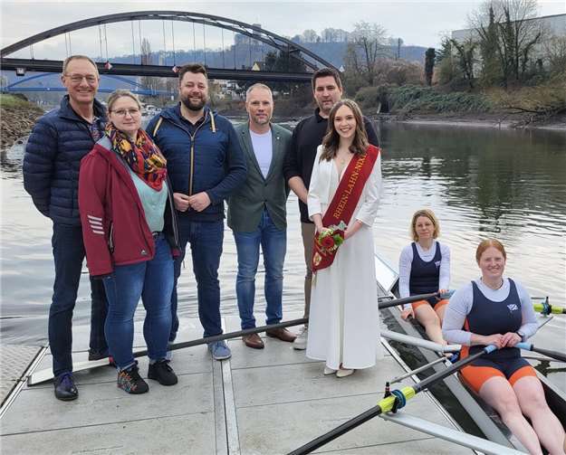 Von links nach rechts: Günter Groß, Susanne Wirth, Lennart Siefert, Karsten Grochowiak, Martin Otto und Rhein-Lahn-Nixe Sarah I. Im Boot: Judith Sopp und Anna Marx im neuen Doppelvierer.  Foto: Tanja Otto, RGL