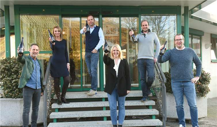 Von links nach rechts: Günter Schüller, Dagernova Ahr Weinmanufaktur; Nicole Sebastian, Ahrwein e.V.; Dominik Hübinger, Dagernova Ahr Weinmanufaktur; Alina Bäcker, Winzergenossenschaft Mayschoß-Altenahr e.G.; Philip Nelles, Weingut Nelles; Vorsitzender Ahrwein e.V. Peter Kriechel; Weingut Peter Kriechel.Foto: Ahr-Foto / Ahrwein e.V.