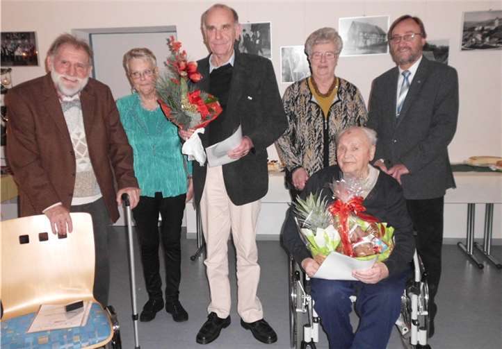 Von links nach rechts: H.-J. Schmidt, I. Rusch (1. Vorsitzende), B. Schumacher, R. Krüger (1. Kassiererin), H. W. Kaiser (Vorsitzender des Kreisverbandes Neuwied) und (sitzend) Michael Klauser. privat