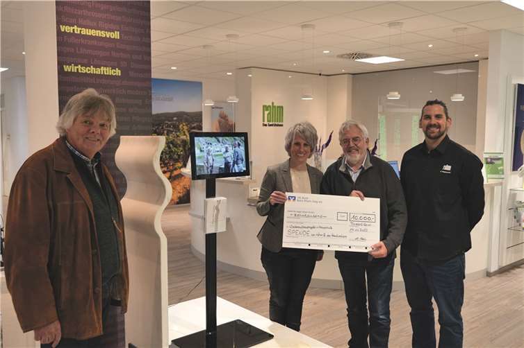 Von links nach rechts: Hans Rams - Bildhauer, Meike Rahm - Inhaberin rahm Zentrum für Gesundheit GmbH, Hubertus Kunz - ehemaliger Bürgermeister von Mayschoß, Emil Repetowski - Filialleiter „rahm“ Bad Neuenahr. Foto: privat