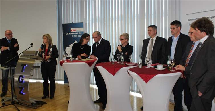 Von links nach rechts: Harald Stender (Koordinator Ambulante Versorgung Kreis Dithmarschen), Anke Beilstein MdL (KPV-Landesvorsitzende, Stellvertretende Bundesvorsitzende der KPV), Dr. Sigrid Ultes-Kaiser (Vorsitzende Kassenärtzliche Vereinigung Rheinland-Pfalz), Dr. Peter Enders MdL (Gesundheitspolitischer Sprecher CDU-Landtagsfraktion), Anneliese Bodemar (Leiterin Landesvertretung Rheinland-Pfalz Techniker Krankenkasse), Professor Dr. Rüdiger Jakob (Universität Trier), Günther Schartz (Landrat Trier-Saarburg), Erwin Rüddel MdB (Gesundheitsexperte CDU-Bundestagsfraktion), Reinhold Bott (Bürgermeister Roxheim).KPV