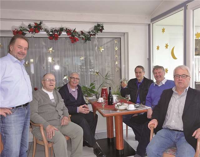 Von links nach rechts: Heimleitung Seniorenheim Maranatha, Herbert Hackenbruch, Roland Wilkes, Manfred Berresheim, Norbert Breil und Juppi Schütz. Privat