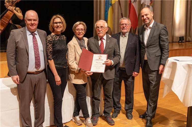 Von links nach rechts: Heinz Scheele, Vizebürgermeister der Stadt Stockerau; Andrea Völkl, Bürgermeisterin der Stadt Stockerau; Helga und Heinz Hörnig; Leopold Richentzky, Ex-Bürgermeister der Stadt Stockerau; Martin Falb, Vizebürgermeister der Stadt Stockerau. Foto: Georg Ihm