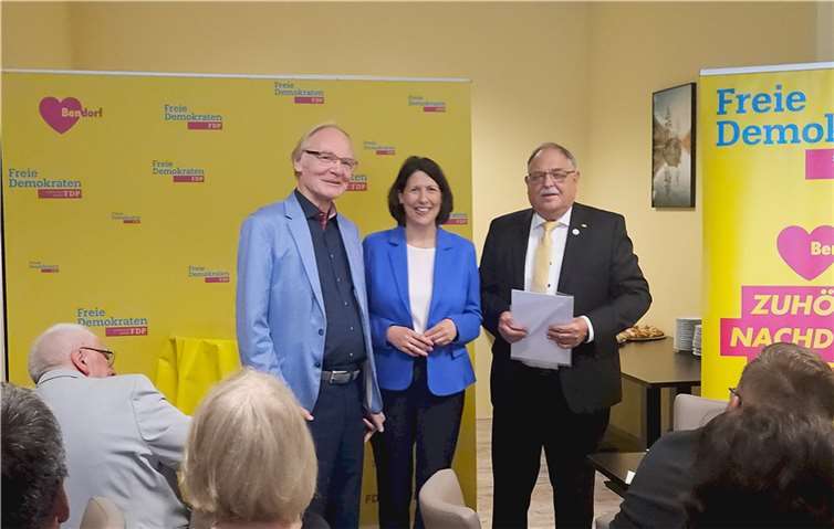 Von links nach rechts: Herbert Speyerer (Fraktionsvorsitzender FDP Bendorf), Daniela Schmitt (FDP, Ministerin für Wirtschaft, Verkehr, Landwirtschaft und Weinbau des Landes Rheinland-Pfalz), Günther Bomm Vorsitzender FDP Stadtverband Bendorf.  Foto: Jan Wambach
