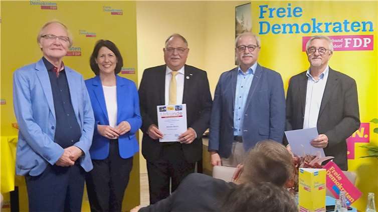 Von links nach rechts: Herbert Speyerer (Fraktionsvorsitzender FDP Bendorf), Daniela Schmitt (Ministerin für Wirtschaft, Verkehr, Landwirtschaft und Weinbau des Landes Rheinland-Pfalz). Günther Bomm (Vorsitzender FDP Bendorf), Thomas Graef (Kassenprüfer FDP Bendorf), Udo Matz (Geschäftsführer der Firma Falk).  Foto: Jan Wambach