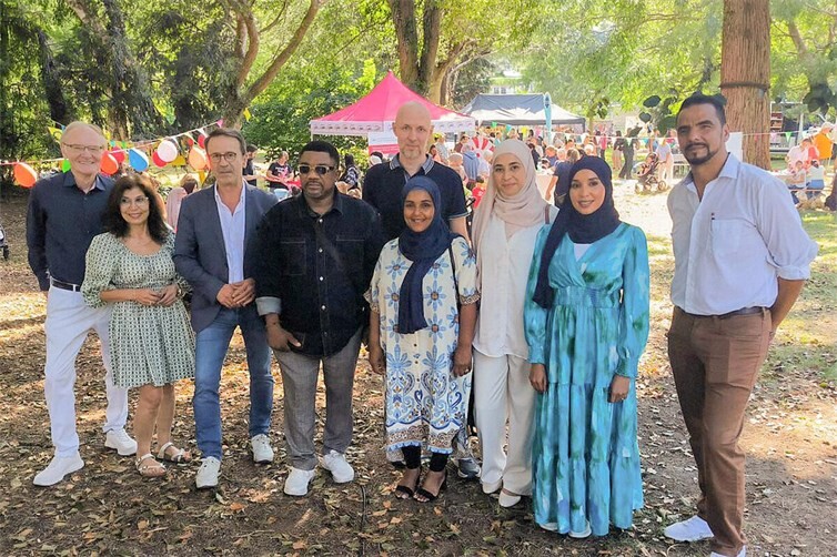 Von links nach rechts: Herbert Speyerer, Vorsitzender der FDP-Fraktion im Bendorfer Stadtrat, und Beigeordnete Zeynep Begen beim „Fest der Kulturen im Stadtpark“.