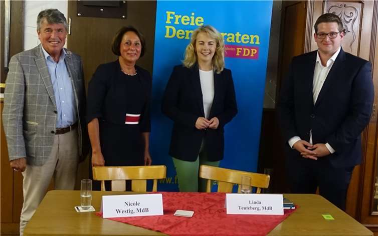Von links nach rechts: Heribert Brauckmann (FDP-Vorsitzender in Meckenheim), Nicole Westig, MdB (FDP-Kreisvorsitzende Rhein-Sieg), Linda Teuteberg, MdB (FDP-Landesvorsitzende in Brandenburg), Alexander Gilles (FDP-Vorsitzender in Wachtberg). Foto: privat
