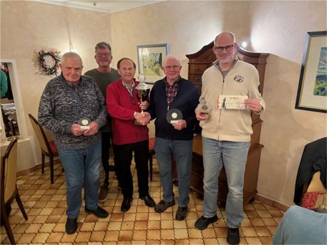 Von links nach rechts: Horst Faust (3. Platz), Erich Honnef (Organisator), Josef Chevally (Vorsitzender des SVL), Egon van Beek (1. Platz) und Thomas Abel (2. Platz).  Foto: SV Leubsdorf/Josef Rönn