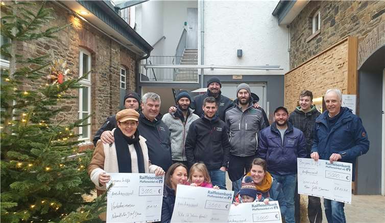 Von links nach rechts: Ingrid Näkel-Surges vom Verkehrsverein, Seniorchef Toni Eirenschmalz, in der Mitte Markus Eirenschmalz, ganz rechts Jürgen Zörner für die Tennisabteilung, Tanja Krätz und Katrin Kastenholz für die Kita Dernau und in der letzten Reihe das gesamte Helferteam von „Bayern hilft“.Foto: privat