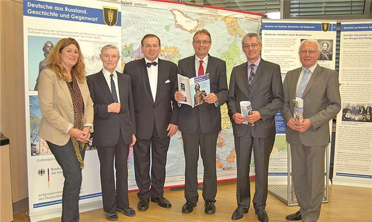 Von links nach rechts: Integrationsbeauftragte Andrea Oosterdyk, mennonitischer Umsiedlerbetreuer a.D. Hans von Niessen, Projektleiter im Auftrag des Innenministeriums Jakob Fischer, Landrat Rainer Kaul, Stellvertr. Schulleiter Albert Göppert und Fachkonferenzleiter für Sozialkunde/Wirtschaftslehre OSTR Gerhard Neumann.Privat