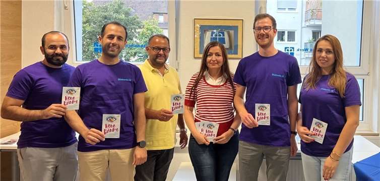 Von links nach rechts: Integrationslotse Molham Almrie, Integrationslotse Walid Alsem, Wohnraumkoordinator der Stadt Jörg Dickenschied, Integrationsbeauftragte der Stadt Dilorom Jacka, Projektkoordinator René Lehmann, Integrationslotsin Noura Ibrahim-Hamy  Foto: Vesa Angelova