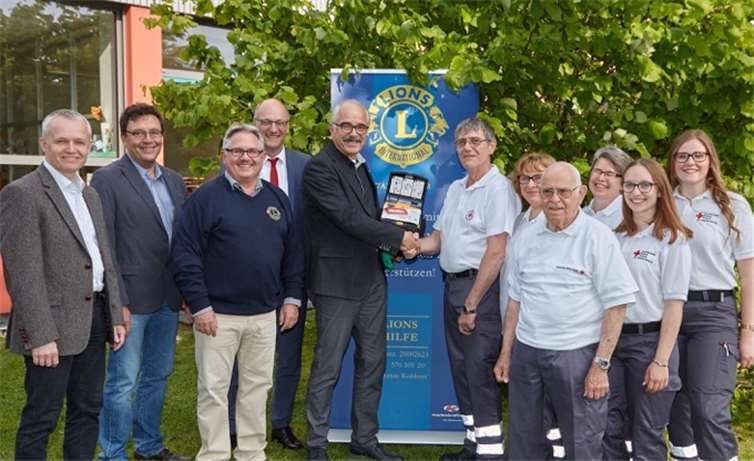 Von links nach rechts: Jochen Währ (Bürgermeister Weitersburg), vom Lions Club Vallendar: Georg Beuler (Vizepräsident), Adolf T. Schneider, Frank Krekel (Schatzmeister), Jürgen Scholz (Präsident), vom DRK: M. Nieth (Bereitschaftleiter), Tanja Rübin (Kassiererin), Richard Ziehen (Ehrenvorsitzender), Sabine Jäger (Kassiererin), Katharina Hahn und Franziska Rübin (Gruppenleiterinnen). Foto: M. Brand Focus Vallendar