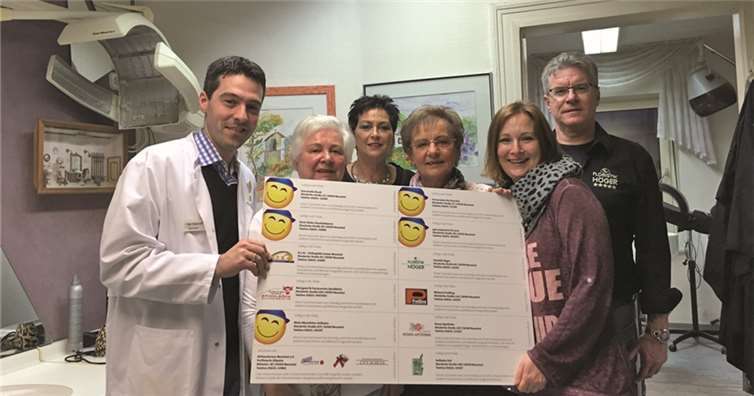 Von links nach rechts: Johannes Neukirchen (Apotheker, Rosen-Apotheke), Marie Luise Wetzler (2. Siegerin), Ute Kutscher (Friseursalon Kutscher), Karin Stöbbauer (1. Siegerin), Tanja Spindlböck-Linn (Metzgerei Spindelböck) und Ulrich Böhm (Floristik-Höger). Privat