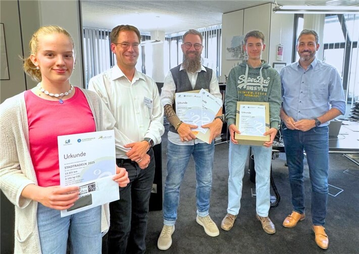 Von links nach rechts: Judith Rühle (Bertha-von-Suttner-Gymnasium Andernach), Torsten Kurtz (Klimamanager Stadt Andernach), Oliver und Jona Carstens (Team @andernach2oslo), Christian Greiner (Oberbürgermeister Stadt Andernach).Foto: Stadtverwaltung Andernach / Elline Köckritz