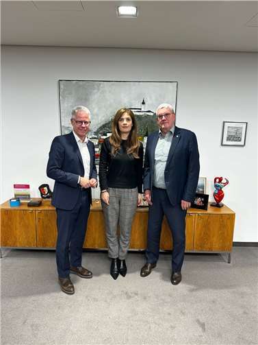 Von links nach rechts: Jürgen Steinmetz, Iryna Shum und Landrat Sebastian Schuster. Foto: Rhein-Sieg-Kreis