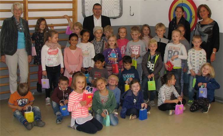 Von links nach rechts: Karin Riebe, Karl Hanenberg, Kerstin Stieler und Claudia Mercer mit den Erstklässlern. privat