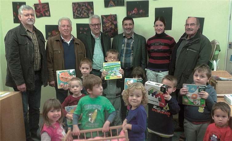 Von links nach rechts: Karl-Anton Groß, Fred Weidung, Jürgen Gold, Werner Merkenich, Michelle Johann, Werner Kremer und die Kindergartenkinder. privat