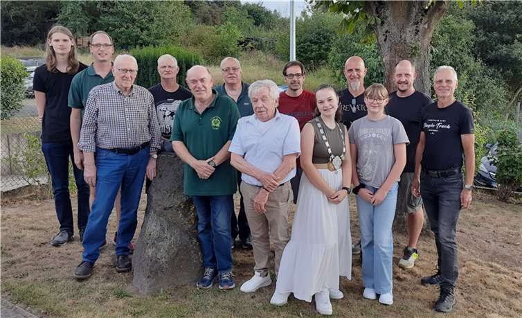 Von links nach rechts: Kilian Sass, Jürgen Sass, Willi Kohl, Michael Salm, Jürgen Keßler, 2. Brudermeister Heinz Buch, Werner Schiess, Harald Fetz, Jule Cebula, Gernot Meyer, Marie Salm, Steffen Kreutz, Siegfried Moskopp. Foto: privat