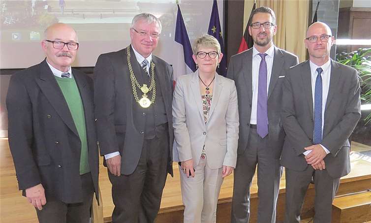 Von links nach rechts: Koblenzer Ratsmitglied Gerhard Voell, Oberbürgermeister der Stadt Koblenz Prof. Dr. Joachim Hofmann-Göttig, Senatorin in Frankreich Anne Emery-Dumas, Bürgermeister der Stadt Nevers Florent Sainte Fare Garnot, Finanzdezernent der Stadt Nevers Patrice Corde, nach Unterzeichnung der Bekräftigung der Städtepartnerschaft anlässlich des 50. Geburtstages im Herzogpalast Nevers.privat